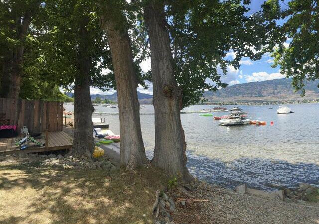 Footprints Beach Bar & Grill